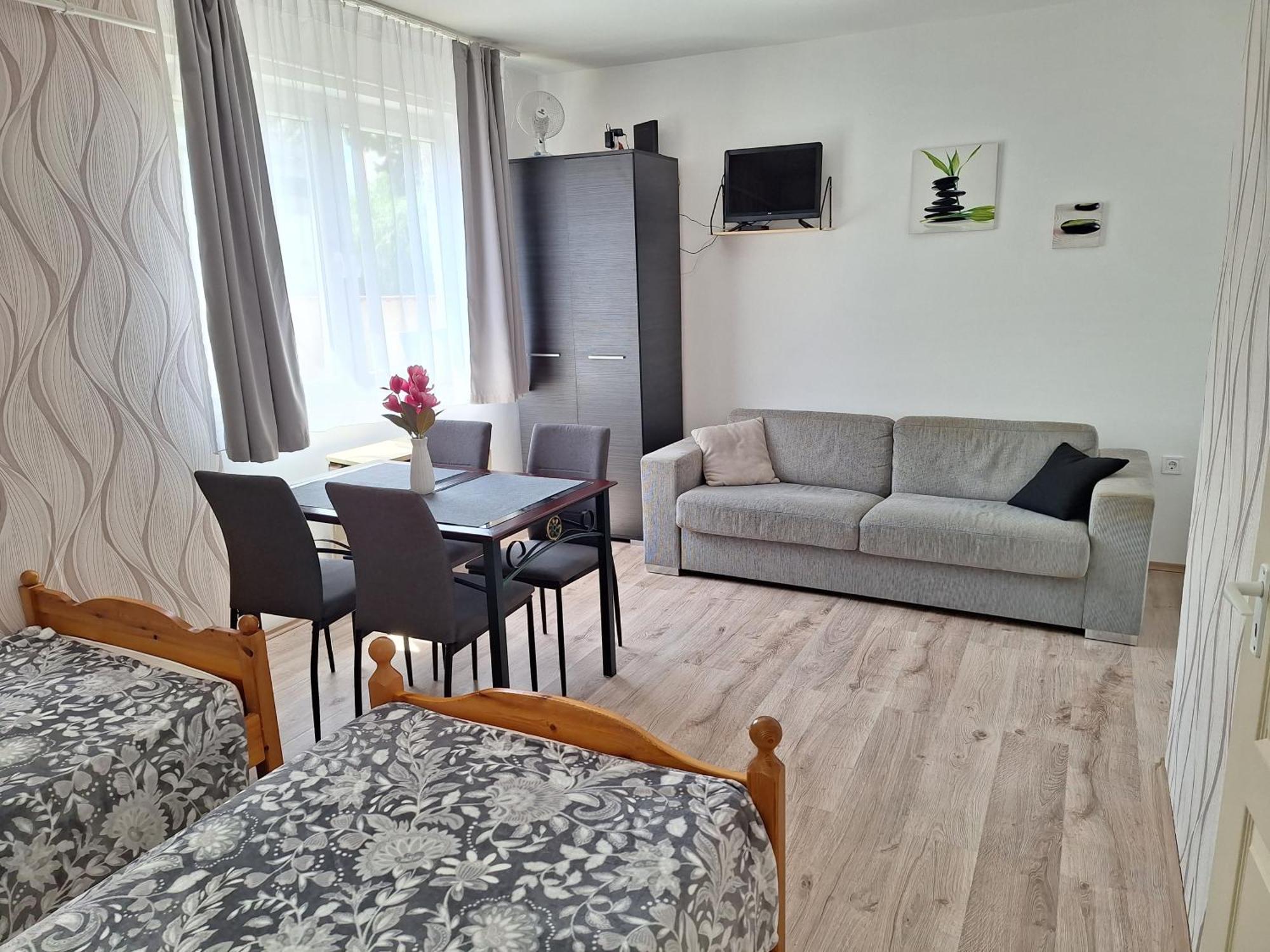 Nikolett Apartman Hajduszoboszlo Exterior photo